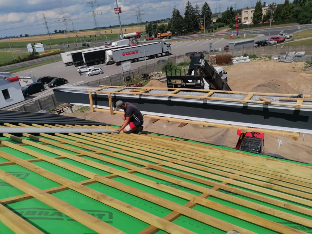 Zdjęcie dachu w trakcie realizacji przez firme Dach zrealizowany przez firmę Dachychruściński w Koninie